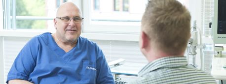 Dr. Hettmer im Patientengespräch